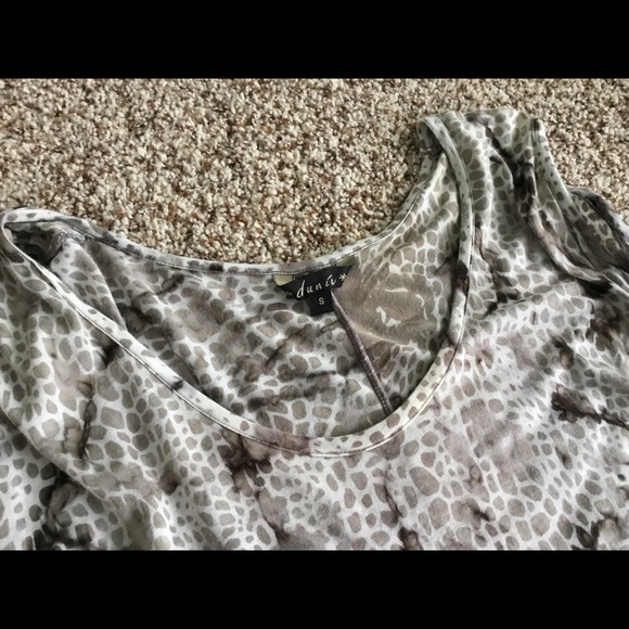 Flowy Dunia Peekaboo Shoulder Top - Picture 4 of 5